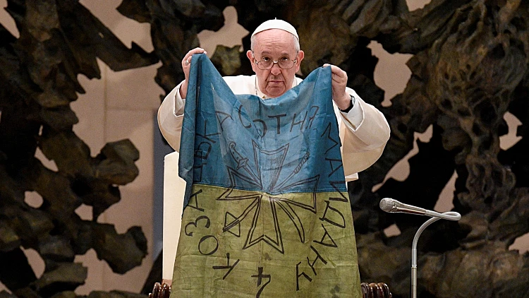 האפיפיור פרנציסקוס מניף דגל אוקראינה שנשלח אליו מהעיר בוצ'ה