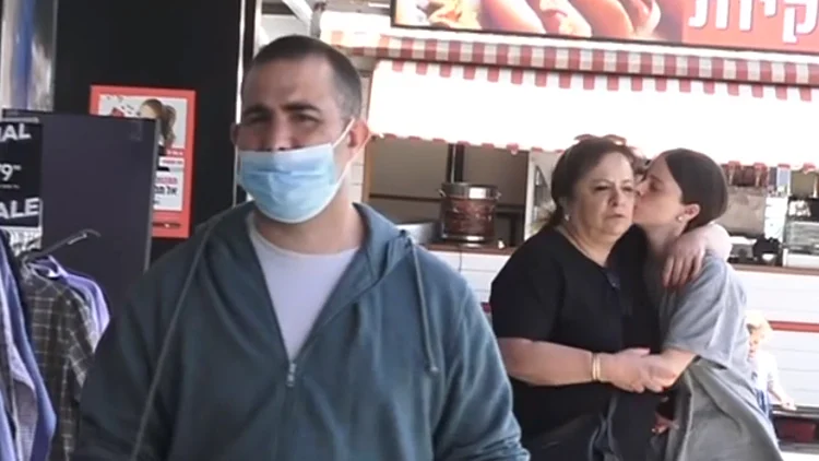 "זה מוזר – אני רגילה לשים משהו על הפנים": הישראלים מגיבים להסרת המסכות