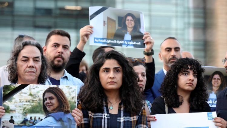 עיתונאים לבנונים מניפים תמונות של שירין אבו עאקלה מול בניין האו"ם בביירות