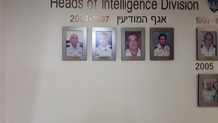 קיר המפקדים במטה הארצי של המשטרה