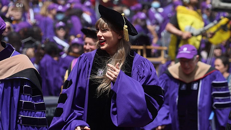 "לעולם אל תתביישו לנסות": טיילור סוויפט קיבלה תואר ד"ר לשם כבוד מאונ' ניו יורק