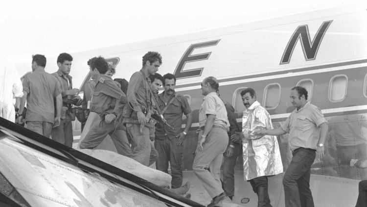 סיירת מטכ"ל עם סרבלים לאחר ההשתלטות, משה דיין עולה למטוס.