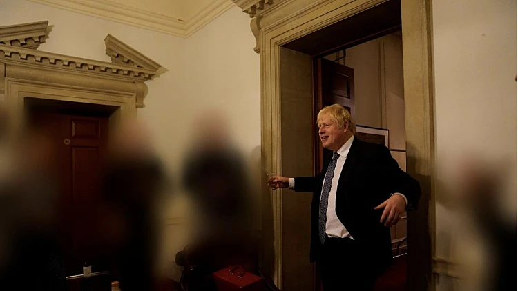 תיעוד של ראש ממשלת בריטניה בוריס ג'ונסון במסיבה שנערכה בזמן סגר הקורונה