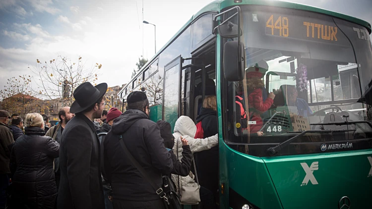 "רק שינוי בשכר יציל מקריסה": מאות נהגי אוטובוס שובתים