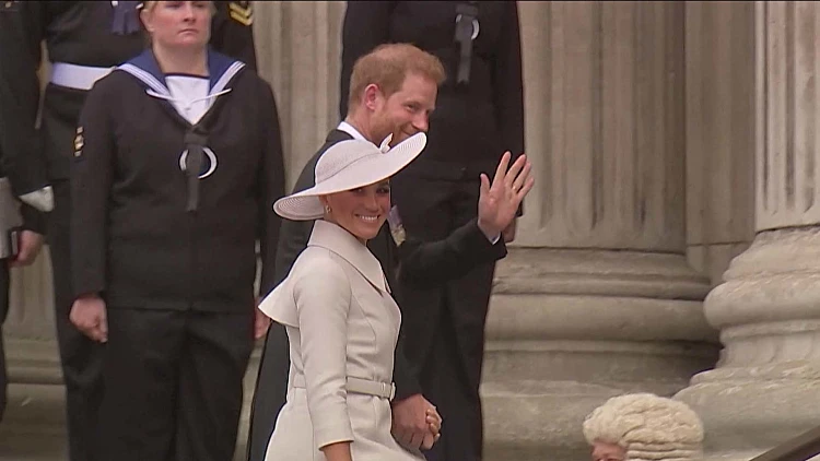 בריטניה חוגגת: המלכה פגשה לראשונה את הבת של הארי ומייגן