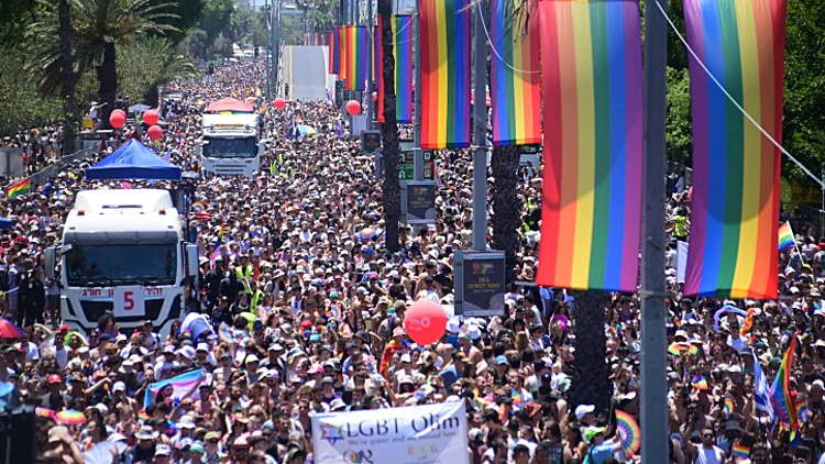 מאות אלפים במצעד הגאווה בתל אביב