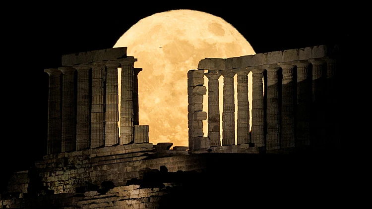 הירח מעל מקדש פוסידון, סמוך לאתונה, יוון