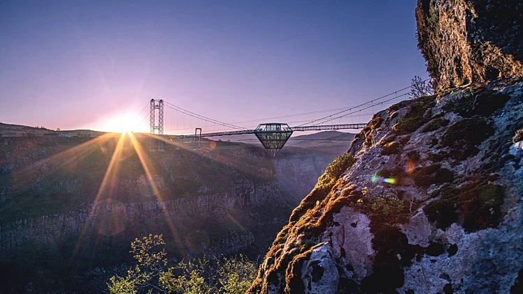 הבשורה של גאורגיה לתיירים: היינו על הגשר השקוף הגדול בעולם