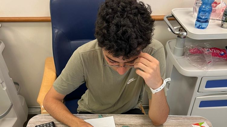 הראל כהן בן ה-16 פותר את הבחינה מחדר בית החולים