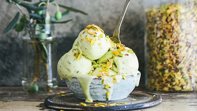Bowl,of,pistachio,ice,cream,with,green,pistachio,nuts,on