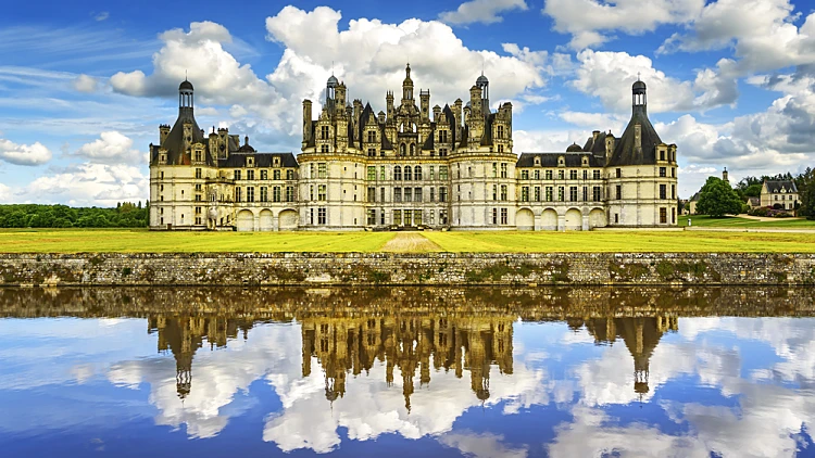 Chateau,de,chambord,,royal,medieval,french,castle,and,reflection.,loire