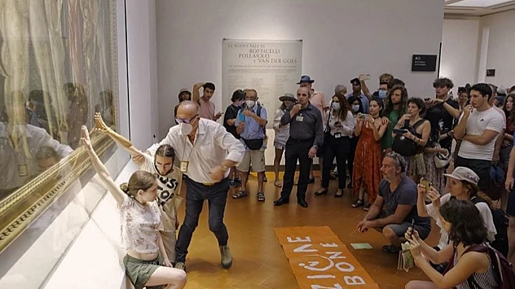 איטליה: מפגיני אקלים הדביקו עצמם לציור - ונגררו מתוך המוזיאון