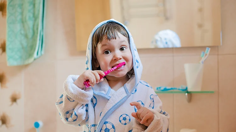 ילד קטן מצחצח שיניים