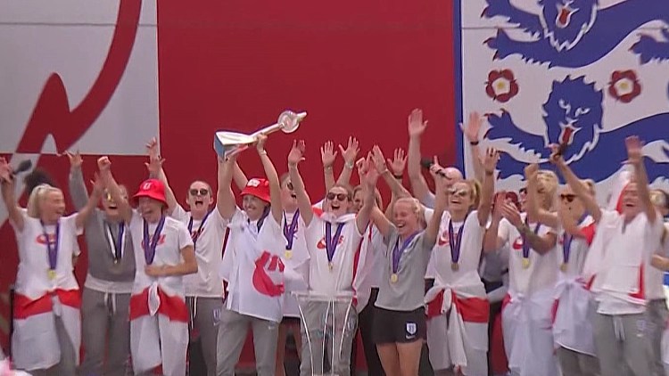 החגיגות בהתאם: נבחרת הנשים של אנגליה זכתה לראשונה ביורו