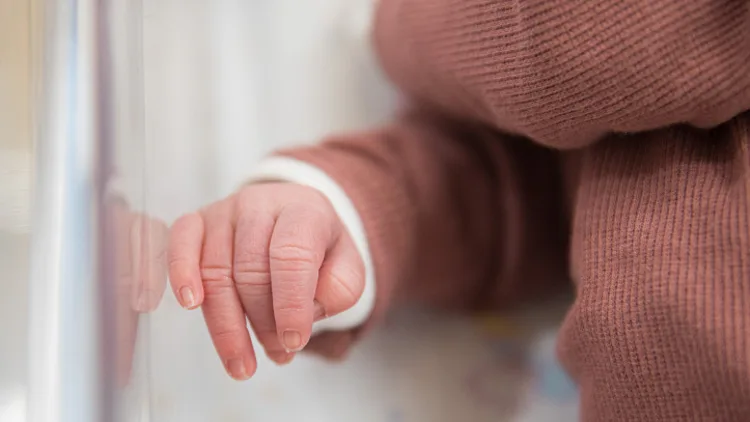 תינוק בן כשבוע מאושפז במצב קשה עם סימני היפותרמיה
