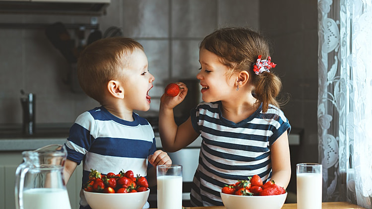 קח פרי ולך לישון? כך אכילת פירות אצל ילדים משפיעה על השינה שלהם