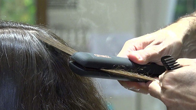 סכנת החלקה: משרד הבריאות מזהיר משימוש בתכשיר להחלקת שיער