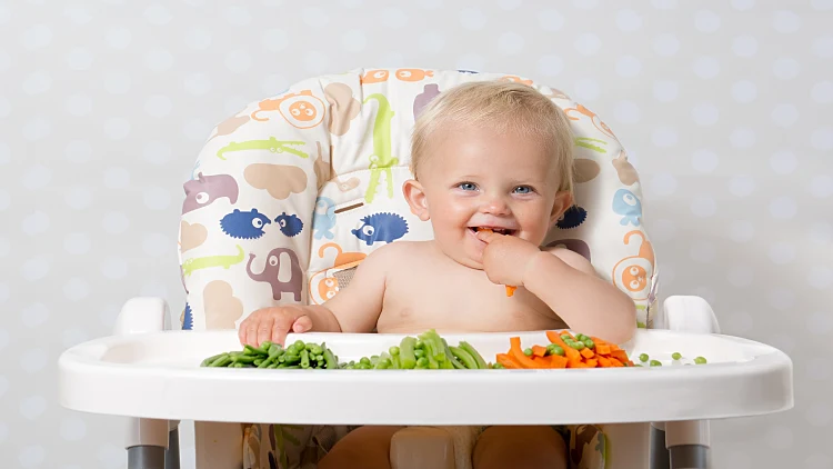 תינוק בכסא אוכל