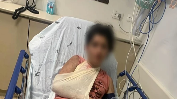 "הכו אותו בלי רחמים": בן 15 הותקף בגינה ציבורית בפ"ת