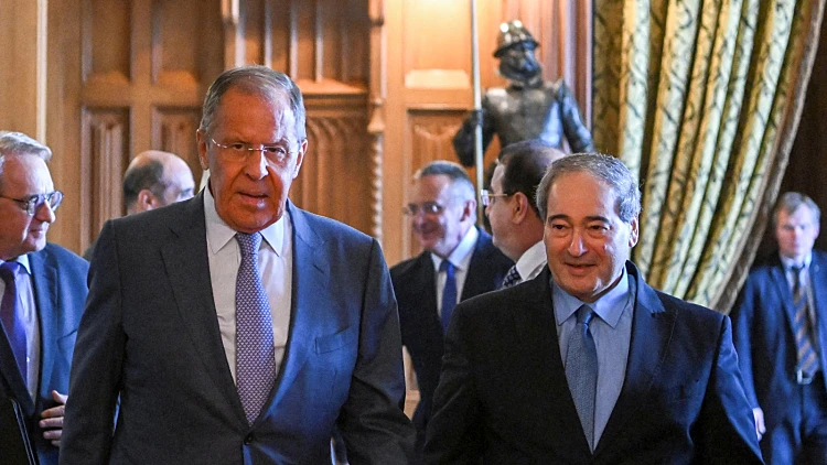 מימין: שר החוץ הסורי פייסל אל-מקדאד ושר החוץ הרוסי סרגיי לברוב