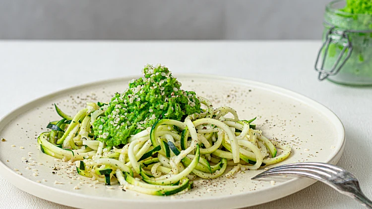Zoodles,with,pesto,and,tomatoes