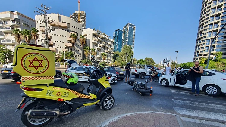זירת התאונה ברחוב הרב שלמה גורן בתל אביב