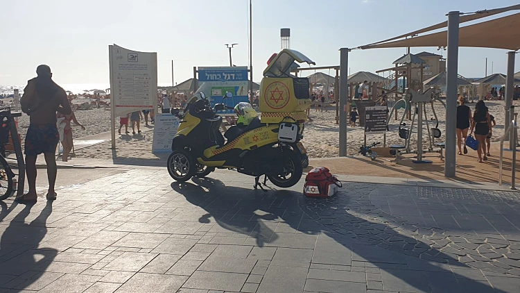 אופנוע של מד"א בחוף ירושלים בתל אביב, אמבולנס בים, אמבולנס בתל אביב, אמבולנס בחוף