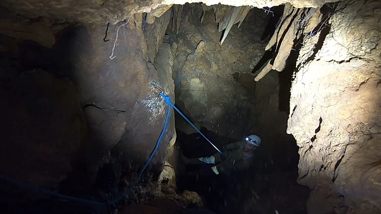 מאה מטר מתחת לאדמה: המסע אל המערה העמוקה שנחשפה לראשונה