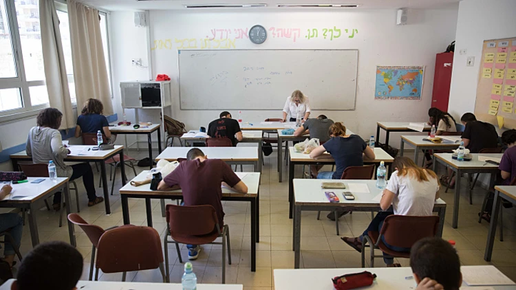 בצל 7 באוקטובר: קיש יכריע האם תלמידים יחויבו להיבחן על השואה