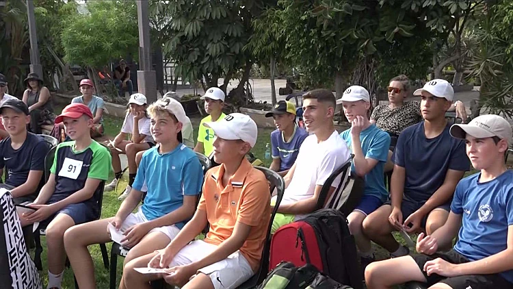ילדי ג'וקוביץ': הילדים שמתחרים מי יביא את הכדור לטניסאי האגדי