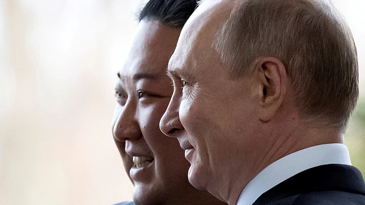 נשיא רוסיה ולדימיר פוטין לצד המנהיג העליון של צפון קוריאה קים ג'ונג-און