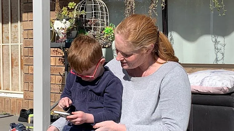 ג'סיקה ובנה מונטי עם הטלפון שהציל את חייה