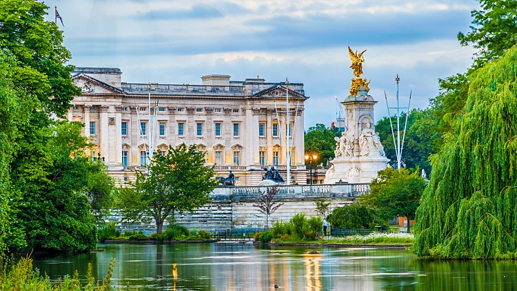 Buckingham,palace,seen,from,st.,james,park,in,london
