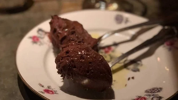 מוס שוקולד עם טונקה ושמן זית של אסף גרניט
