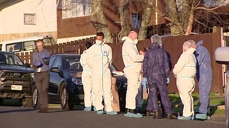 שוטרים בזירה בה נמצאו מזוודות עם שרידי הילדים באוקלנד, ניו זילנד