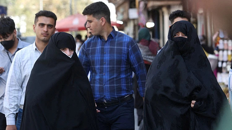 נשים עוטות צ'אדור ברחובות טהרן