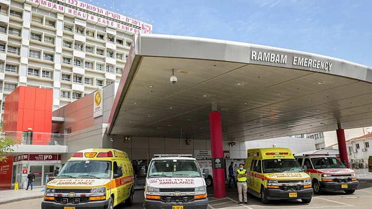 אמבולנסים בכניסה לחדר המיון בבית החולים רמב"ם בחיפה