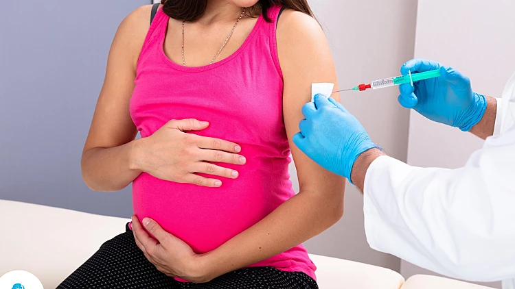 אישה בהיריון מתחסנת נגד שפעת