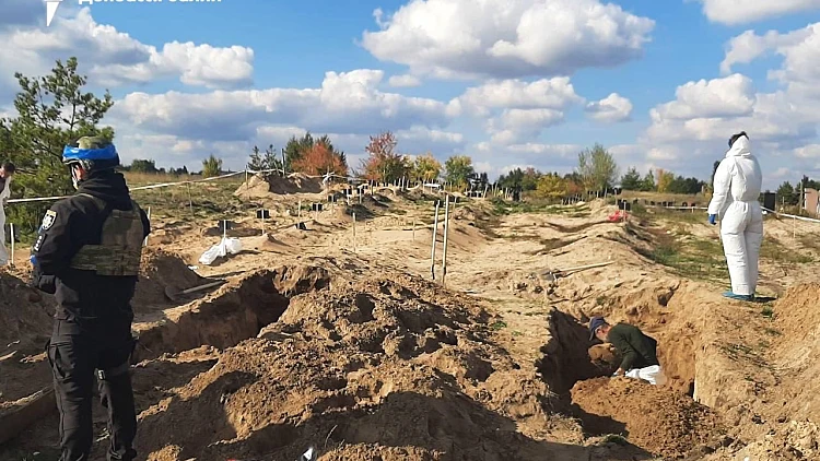אוקראינה: "מצאנו קבר אחים עם 180 גופות בעיר לימאן"