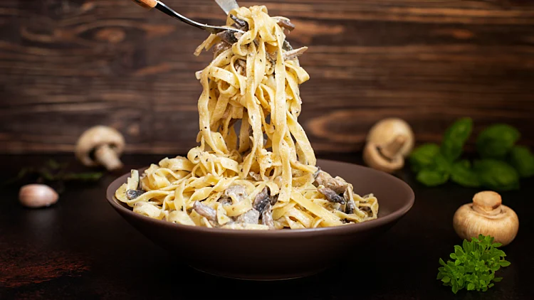 Homemade,italian,fettuccine,pasta,with,mushrooms,and,cream,sauce,(fettuccine