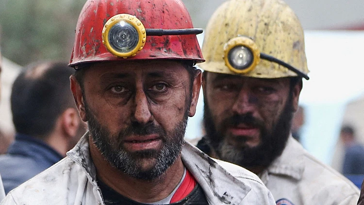 פועלים במכרה בטורקיה בו אירע הפיצוץ