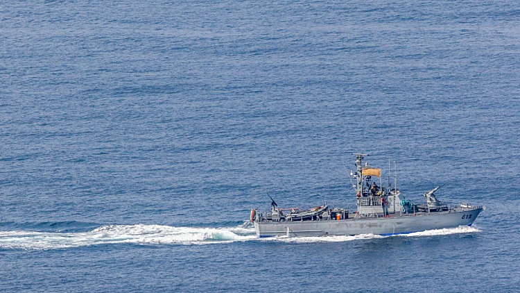 חיילי צה"ל על סירה בגבול לבנון
