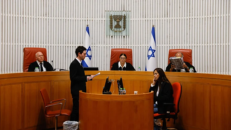 איזון עדין או אנומליה? בג"ץ מנשים את בתי-הדין הרבניים | דעה