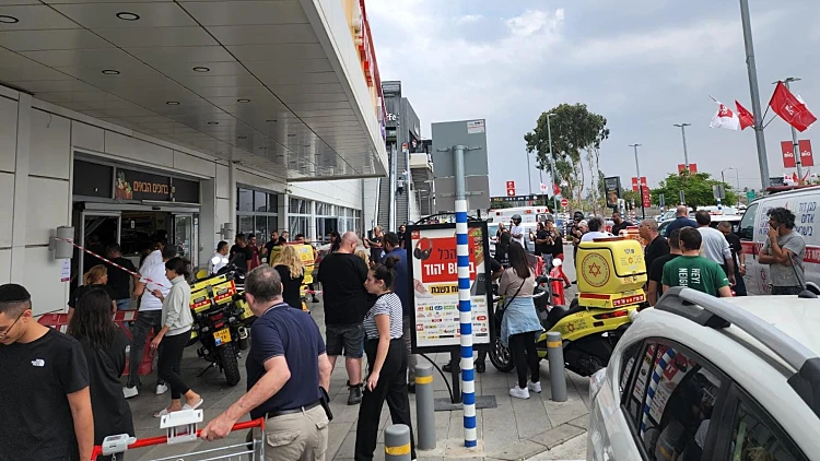 יהוד: רכב התנגש בחנות במרכז מסחרי, 5 פצועים במקום