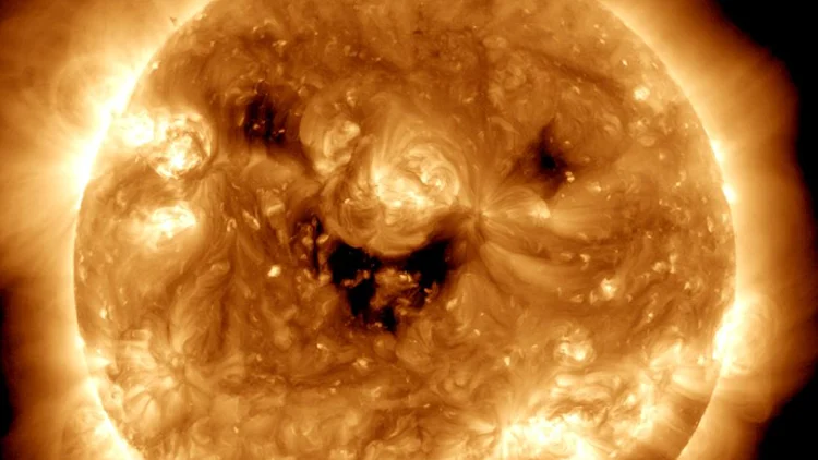אירוע נדיר: נאס"א תיעדה תמונה של השמש מחייכת
