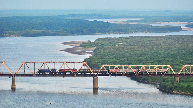 רכבת חוצה את גשר הידידות קוריאה–רוסיה (ארכיון)