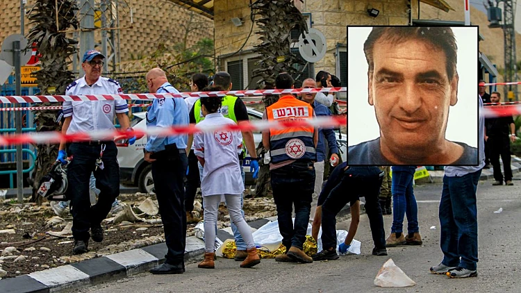 מוטי אשכנזי, שנרצח בפיגוע באריאל, ברקע זירת הפיגוע