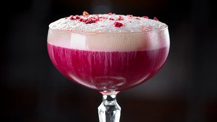Purple,cocktail,with,mini,roses