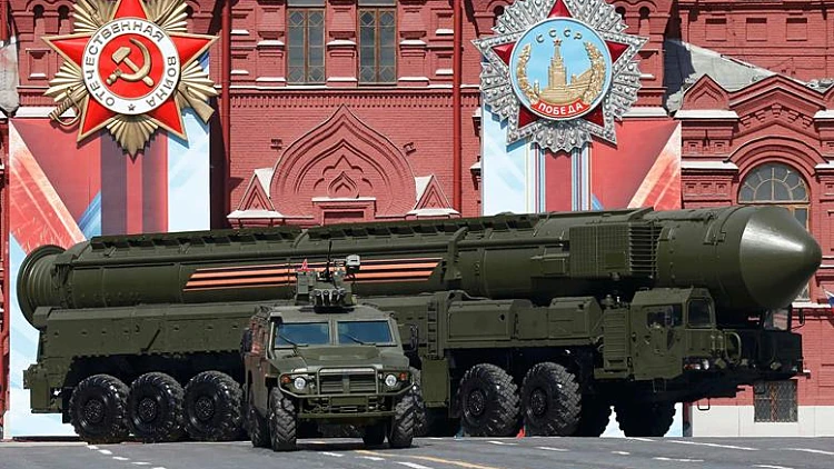 המודיעין הבריטי טוען: רוסיה הסירה ראשי נפץ גרעיניים מטילים והיא משגרת אותם לאוקראינה