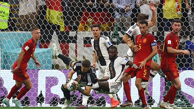 קרב הענקיות נגמר בתיקו: 1:1 בין ספרד לגרמניה